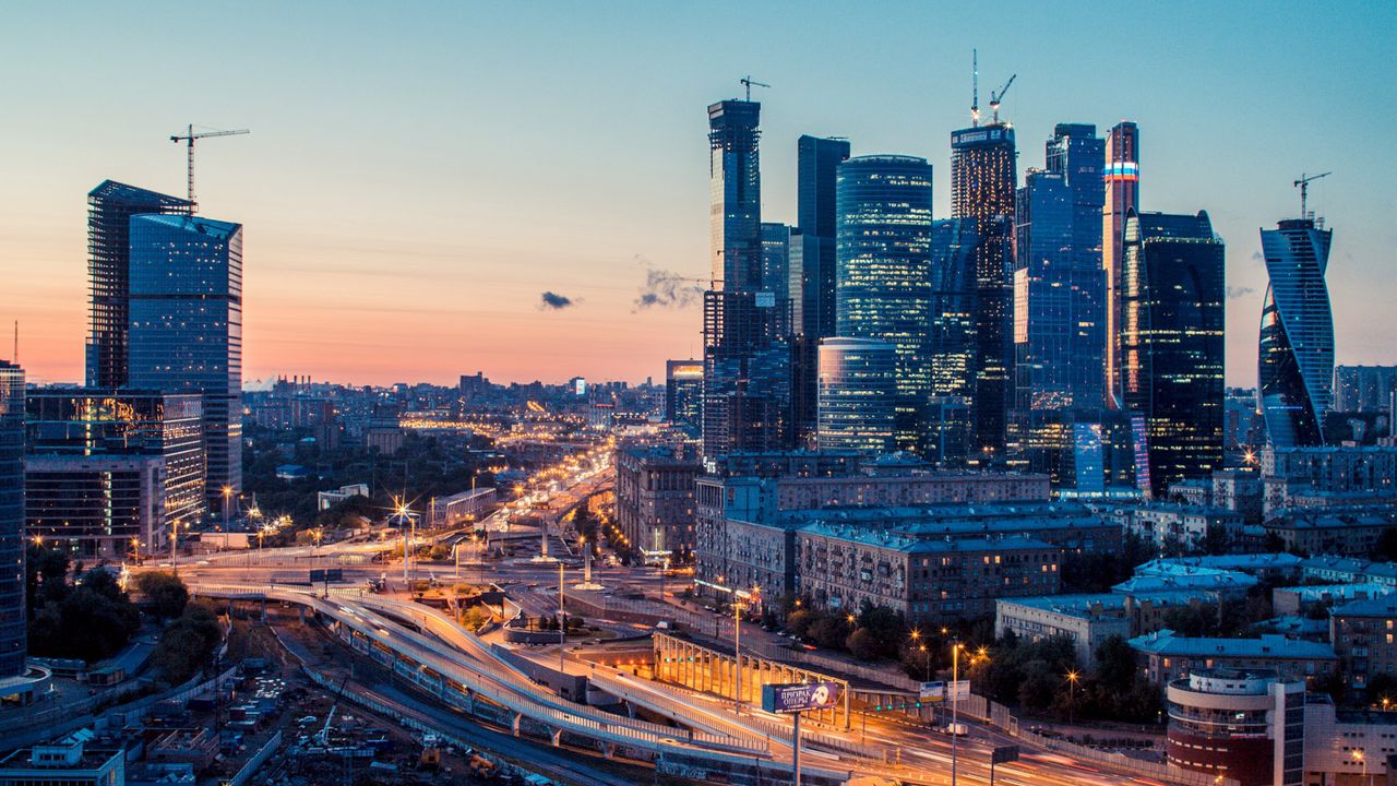 Застройщики набирают высоту: обзор объектов высотного строительства в Москве